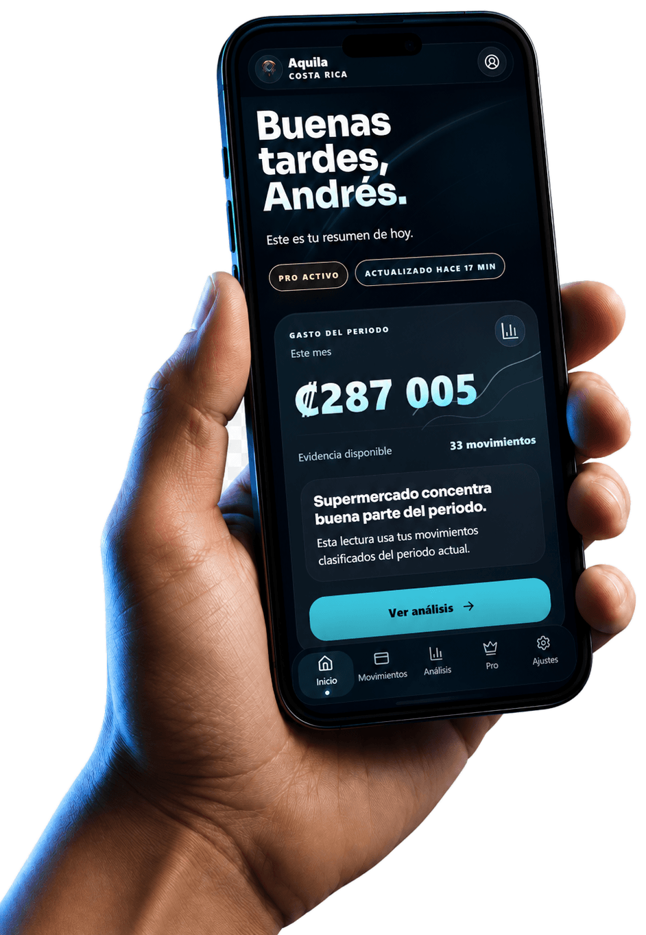 Mano sosteniendo un teléfono con la interfaz financiera de Aquila